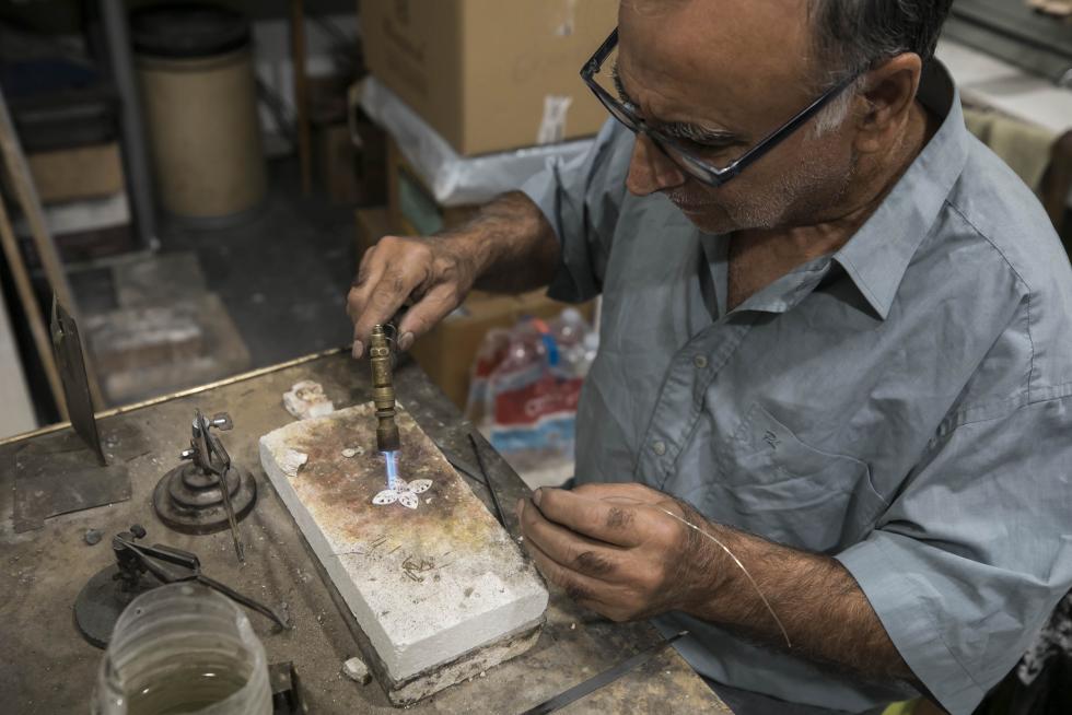 Fabricación artesana de joyas pilaristas, en Zaragoza.