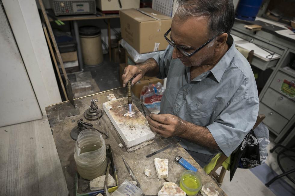 Fabricación artesana de joyas pilaristas, en Zaragoza.