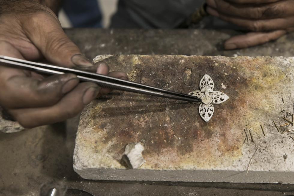 Fabricación artesana de joyas pilaristas, en Zaragoza.