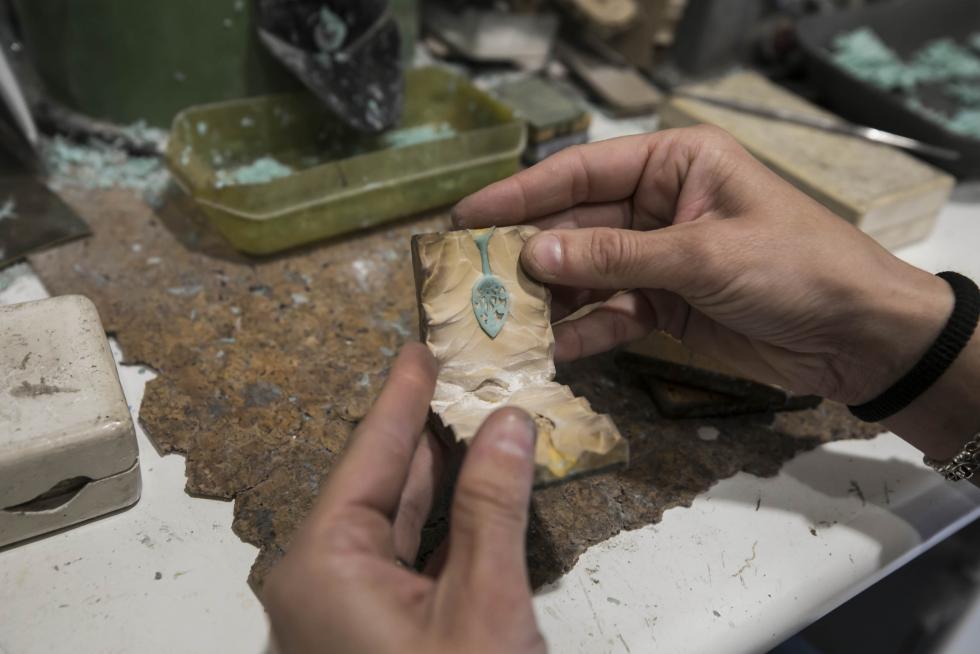 Fabricación artesana de joyas pilaristas, en Zaragoza.