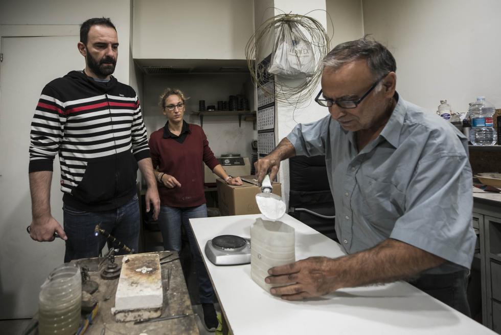Fabricación artesana de joyas pilaristas, en Zaragoza.