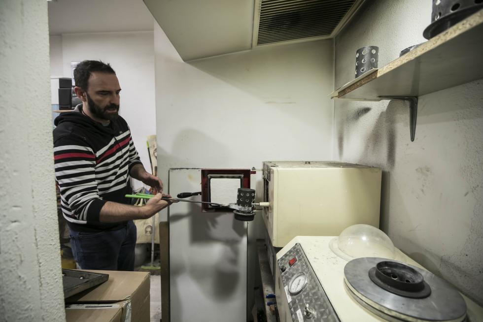 Fabricación artesana de joyas pilaristas, en Zaragoza.