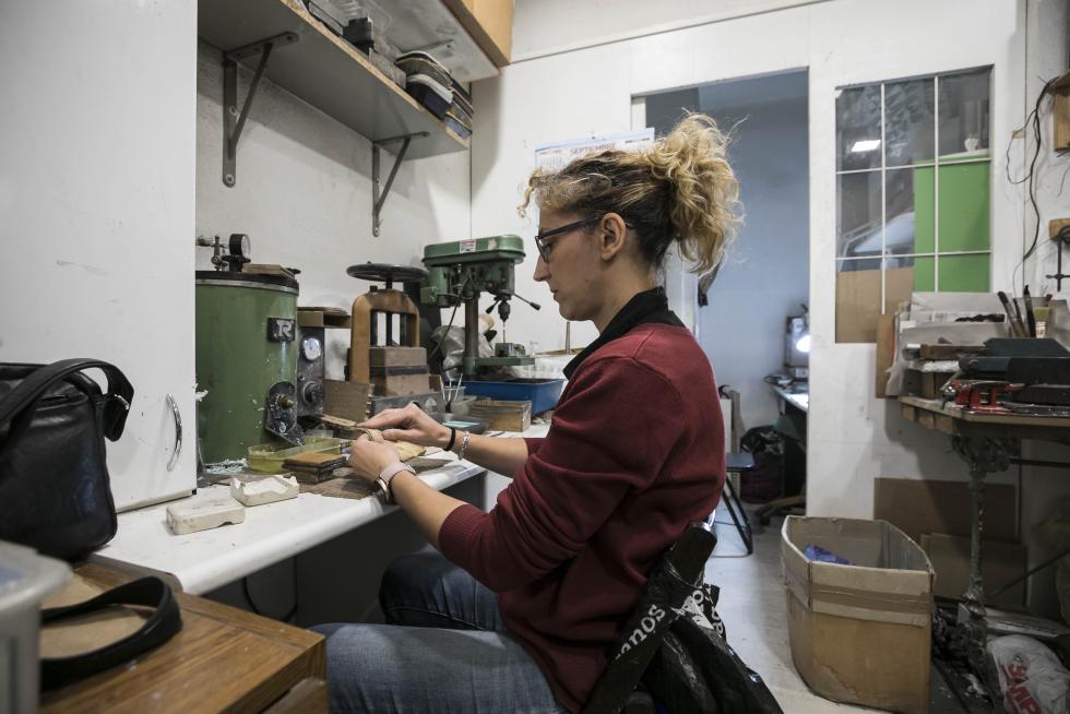 Fabricación artesana de joyas pilaristas, en Zaragoza.