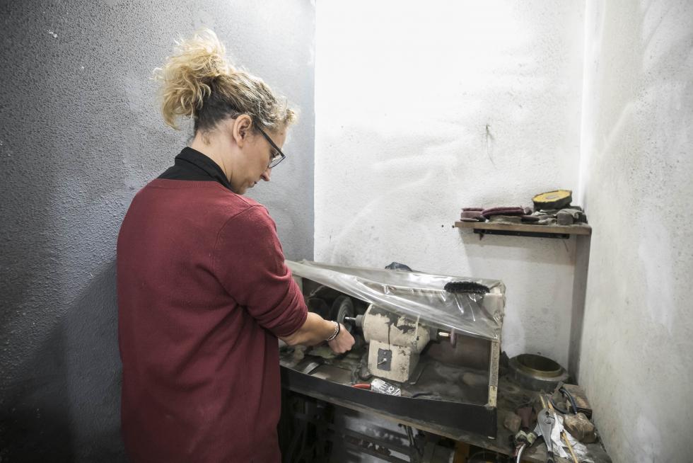 Fabricación artesana de joyas pilaristas, en Zaragoza.