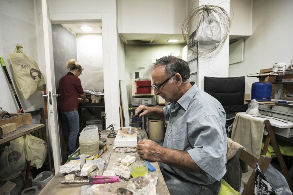 Fabricación artesana de joyas pilaristas, en Zaragoza.
