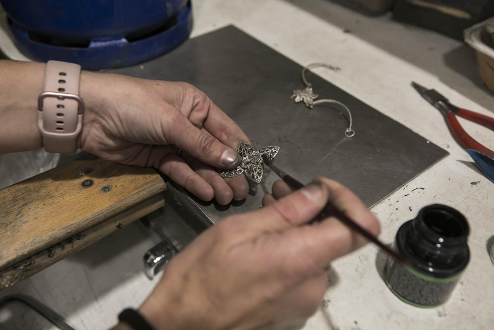 Fabricación artesana de joyas pilaristas, en Zaragoza.