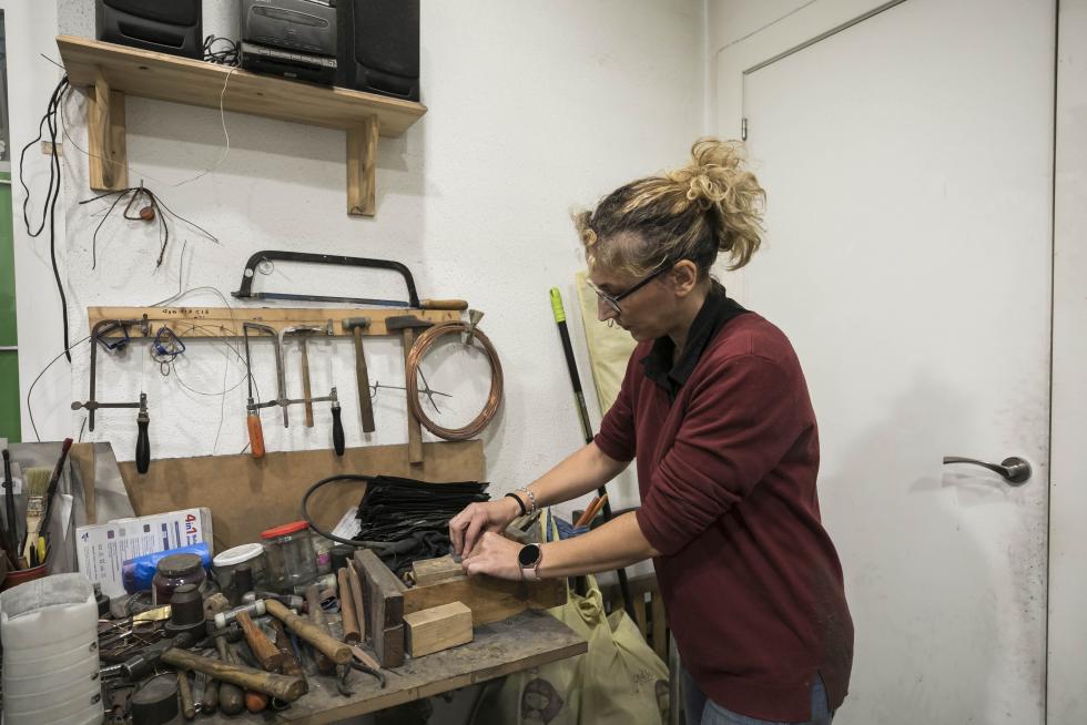 Fabricación artesana de joyas pilaristas, en Zaragoza.