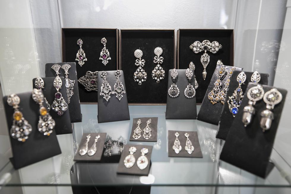 Fabricación artesana de joyas pilaristas, en Zaragoza.