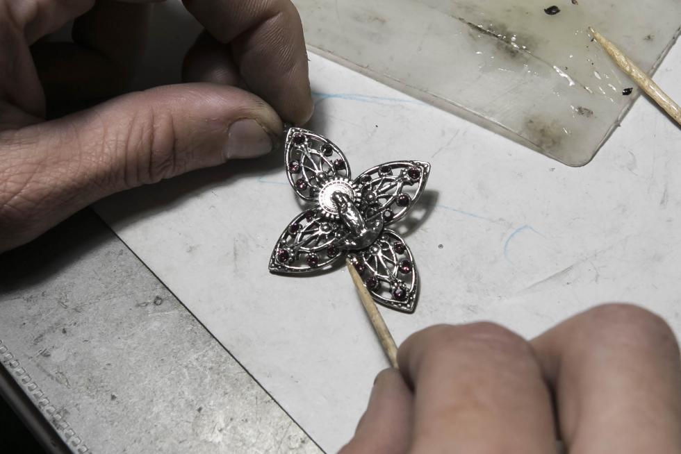 Fabricación artesana de joyas pilaristas, en Zaragoza.