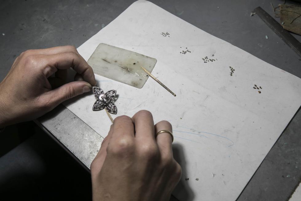 Fabricación artesana de joyas pilaristas, en Zaragoza.