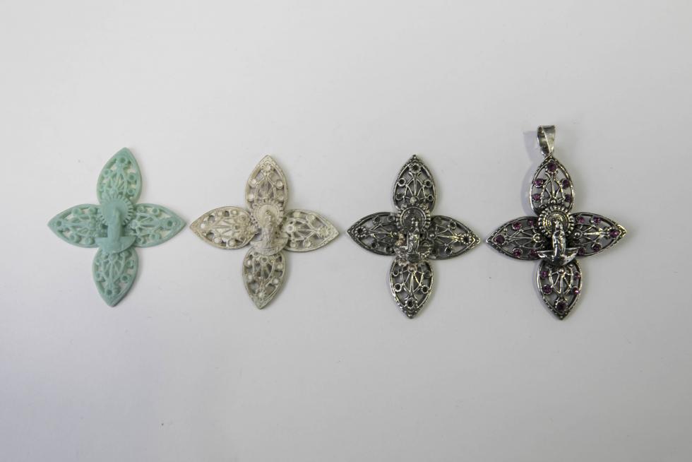 Fabricación artesana de joyas pilaristas, en Zaragoza.