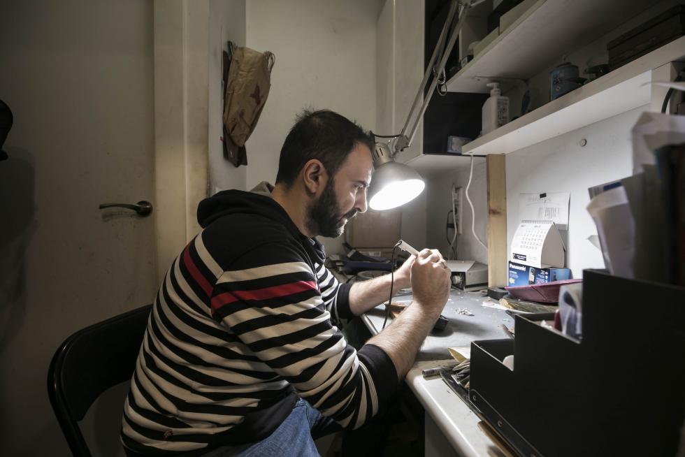 Fabricación artesana de joyas pilaristas, en Zaragoza.
