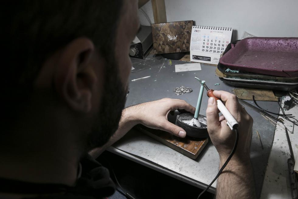 Fabricación artesana de joyas pilaristas, en Zaragoza.