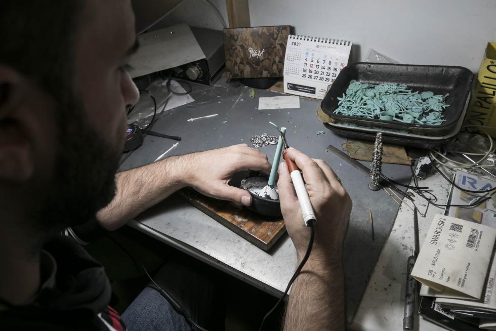 Fabricación artesana de joyas pilaristas, en Zaragoza.