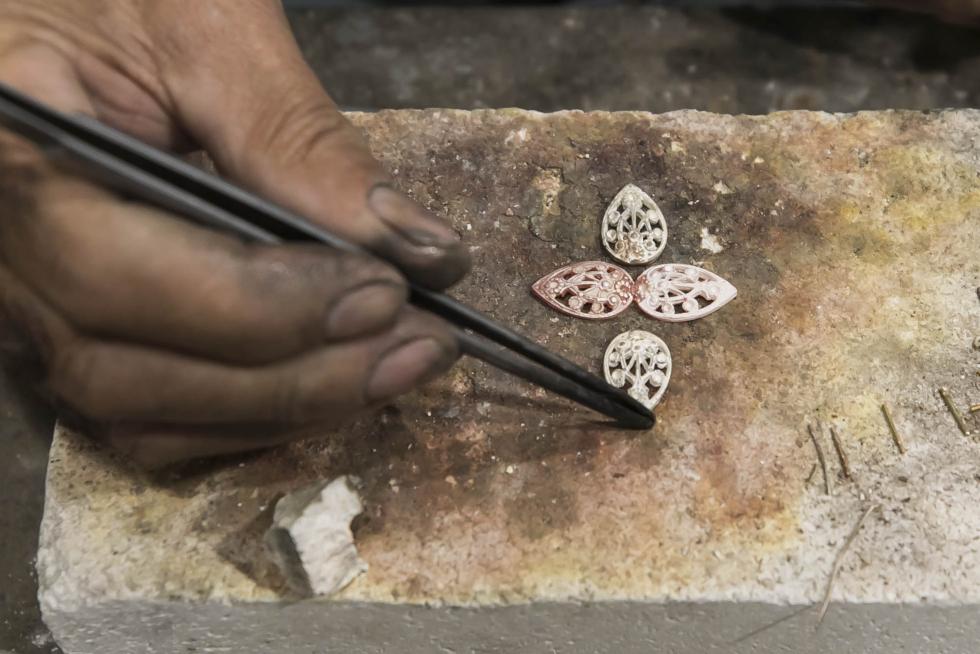 Fabricación artesana de joyas pilaristas, en Zaragoza.