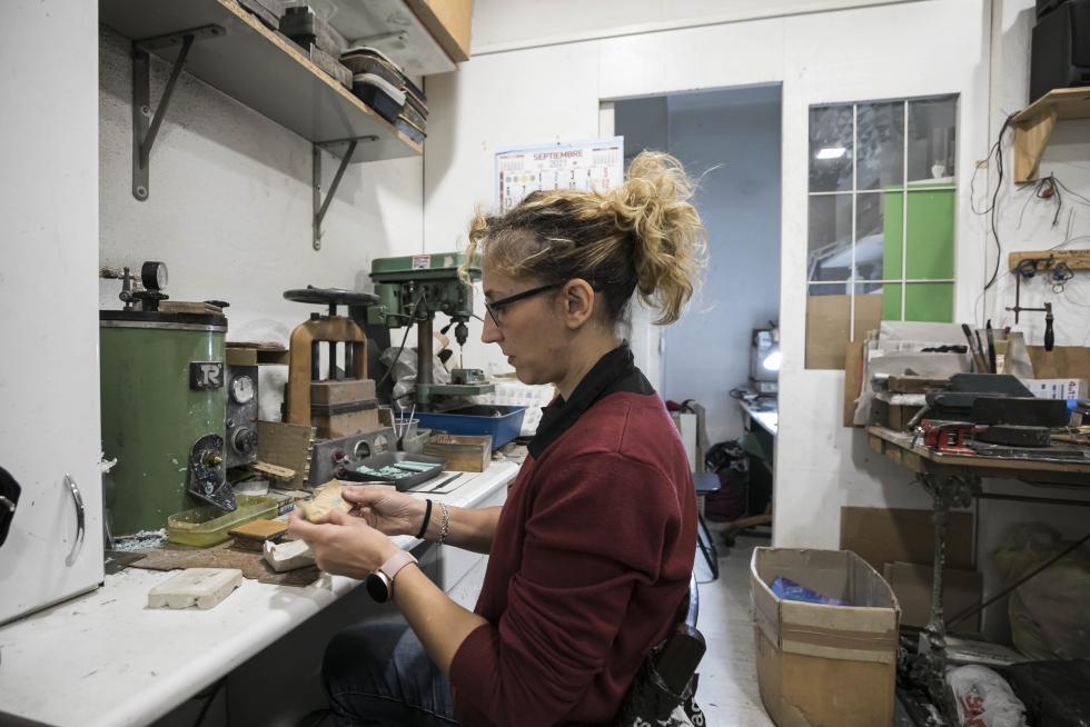 Fabricación artesana de joyas pilaristas, en Zaragoza.