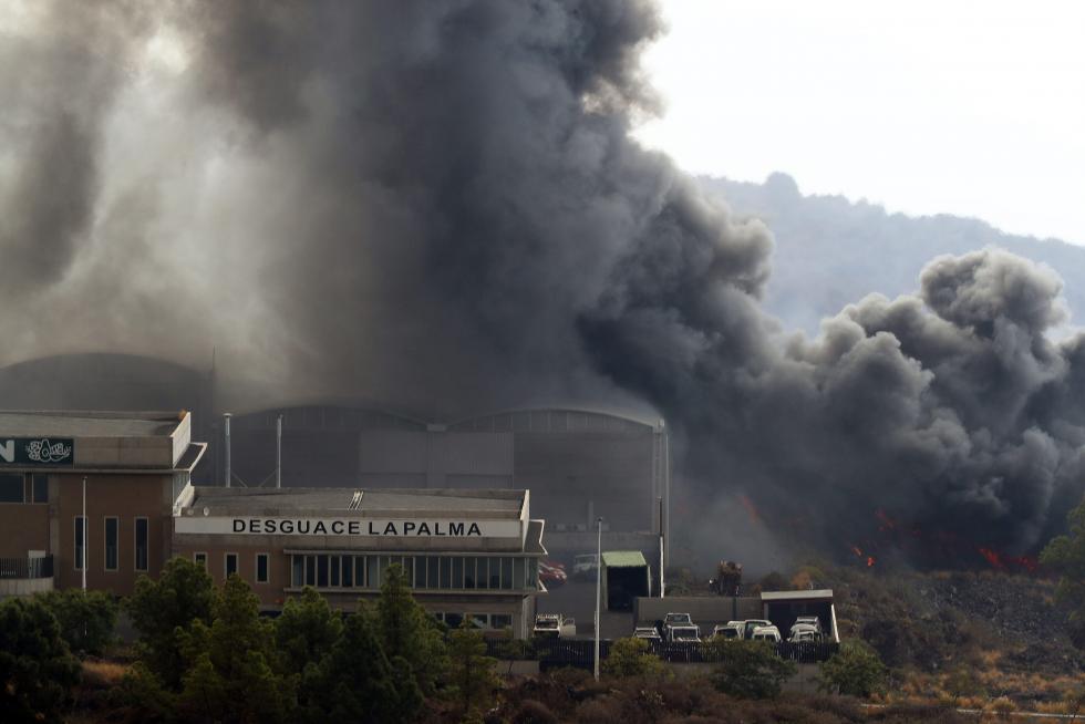 Confinan a casi 3.000 personas en La Palma al incendiar la colada de lava una fábrica de cemento