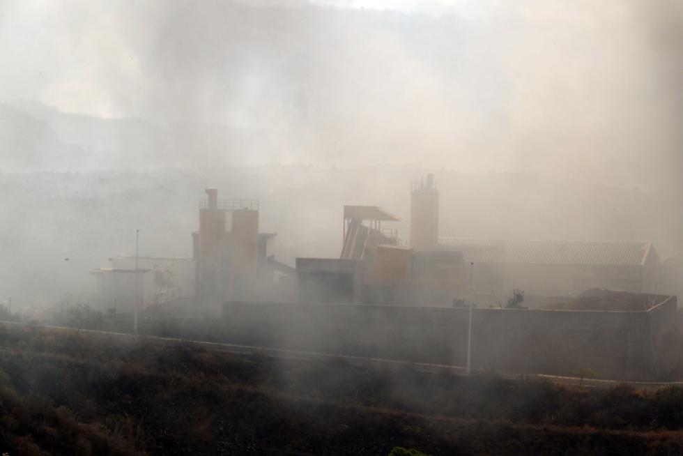 Confinan a casi 3.000 personas en La Palma al incendiar la colada de lava una fábrica de cemento