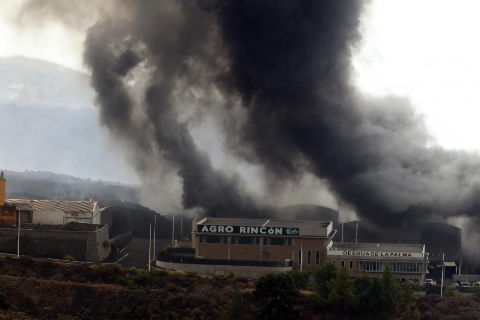 Confinan a casi 3.000 personas en La Palma al incendiar la colada de lava una fábrica de cemento