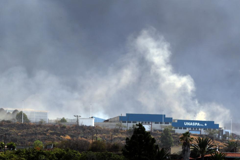 Confinan a casi 3.000 personas en La Palma al incendiar la colada de lava una fábrica de cemento