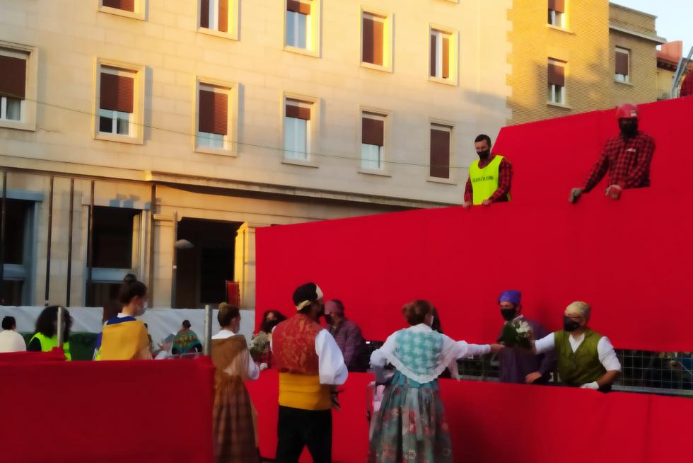 El manto de la Virgen se comienza a cubrir con flores y los oferentes van llenando de color una plaza del Pilar que permanece cubierta para el público.