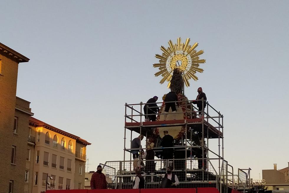 El manto de la Virgen se comienza a cubrir con flores y los oferentes van llenando de color una plaza del Pilar que permanece cubierta para el público.
