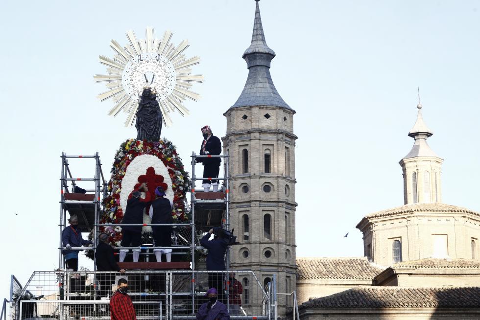 Conforme avanza la mañana el manto y la estructura de la Virgen se van cubriendo de flores. La afluencia de oferentes mantiene las distancias pero no cesa.