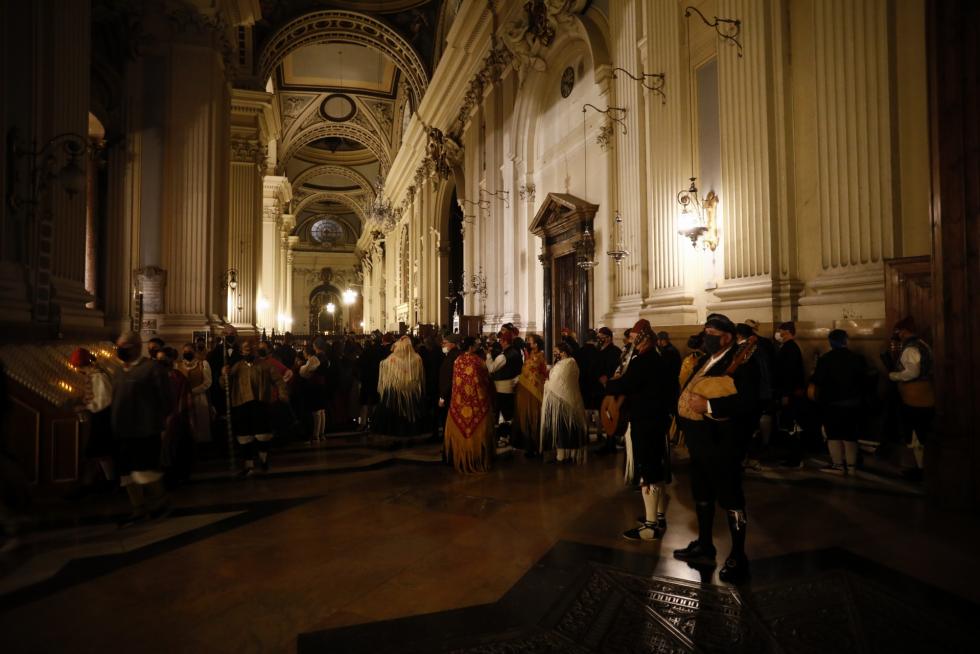 Abrazo jotero a la Virgen en la Santa Capilla