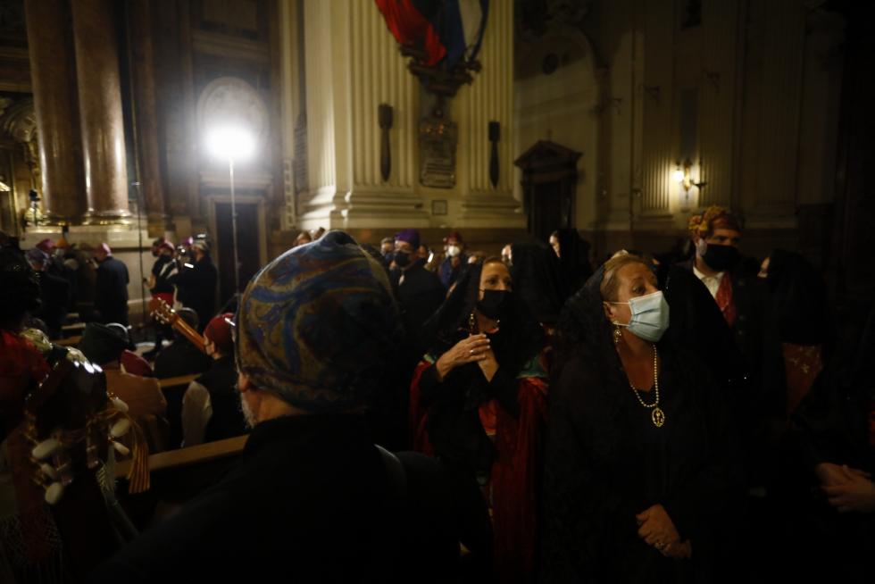 Abrazo jotero a la Virgen en la Santa Capilla