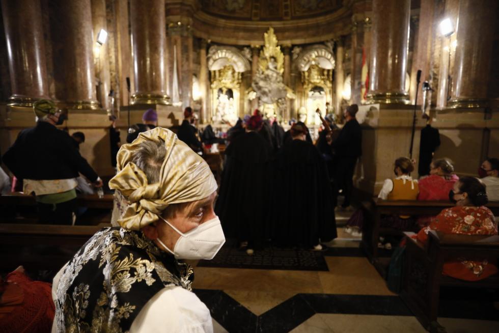 Abrazo jotero a la Virgen en la Santa Capilla
