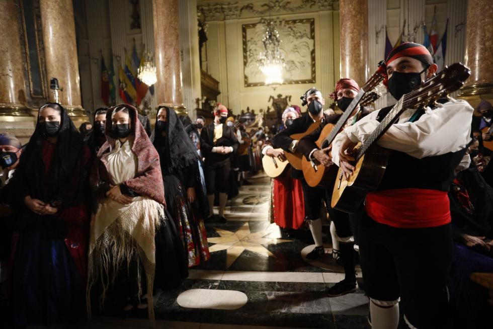 Abrazo jotero a la Virgen en la Santa Capilla