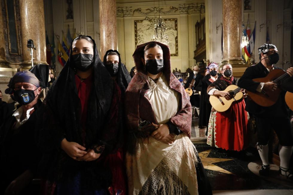 Abrazo jotero a la Virgen en la Santa Capilla