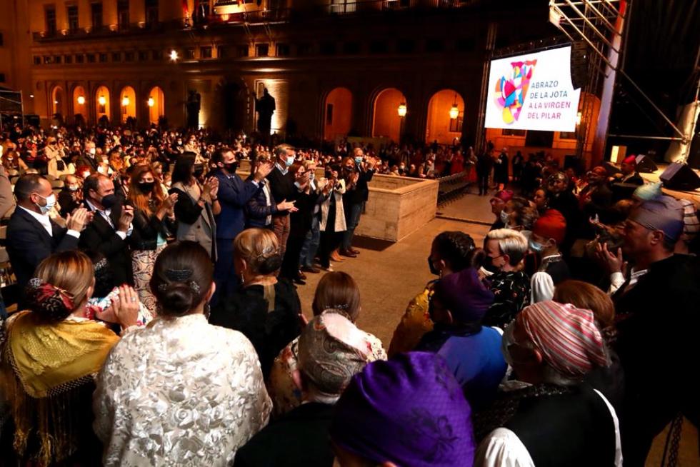 Abrazo jotero a la Virgen en el escenario de la plaza del Pilar