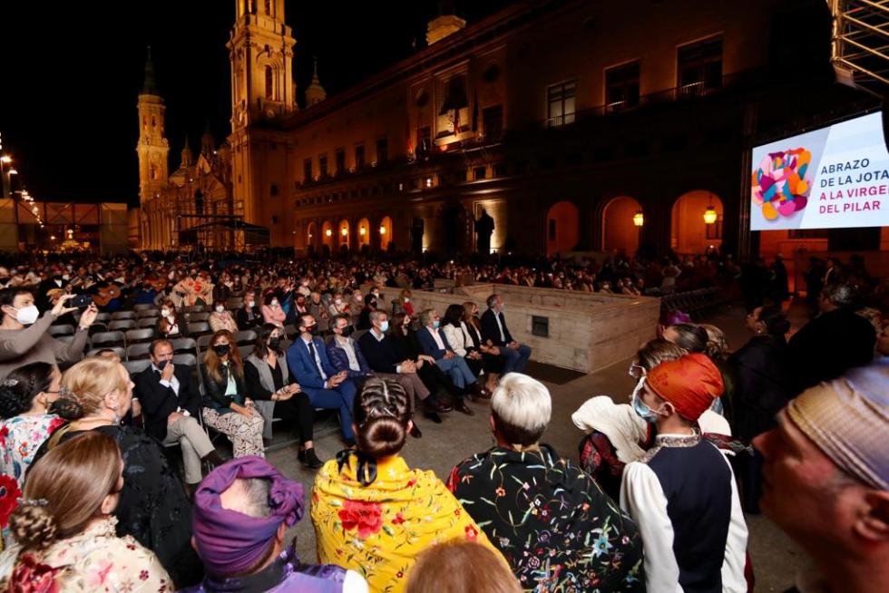 Abrazo jotero a la Virgen en el escenario de la plaza del Pilar