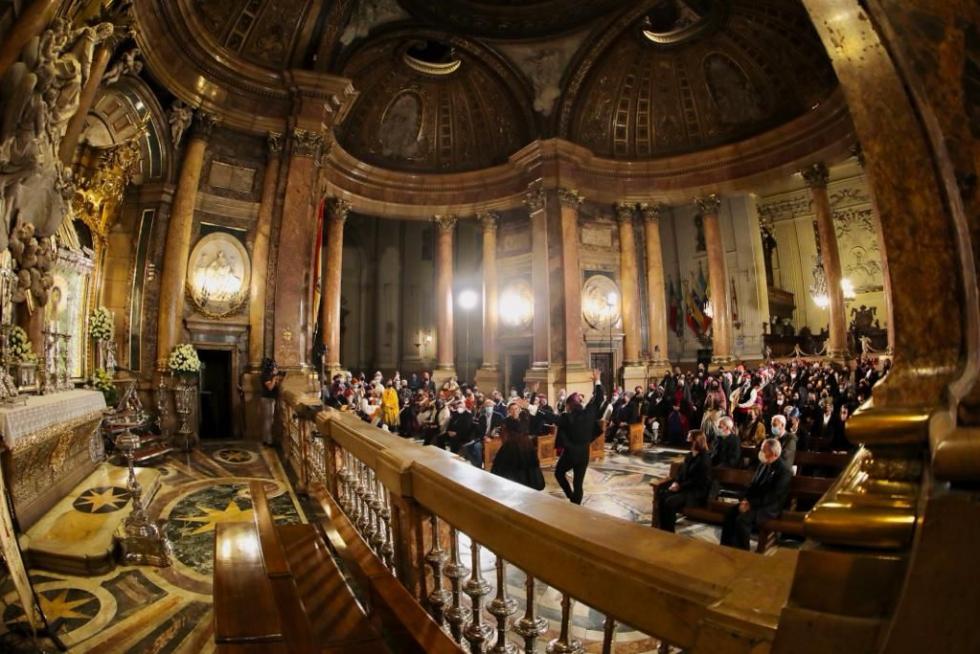 Abrazo jotero a la Virgen en la Santa Capilla