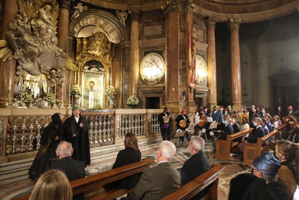 Abrazo jotero a la Virgen en la Santa Capilla