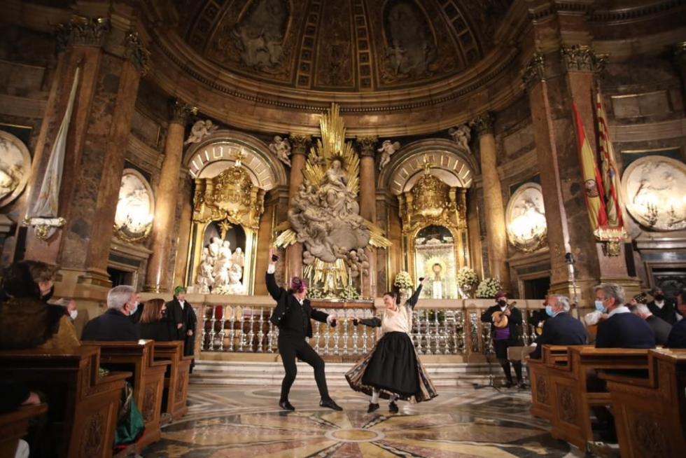 Abrazo jotero a la Virgen en la Santa Capilla