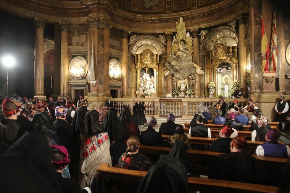 Abrazo jotero a la Virgen en la Santa Capilla