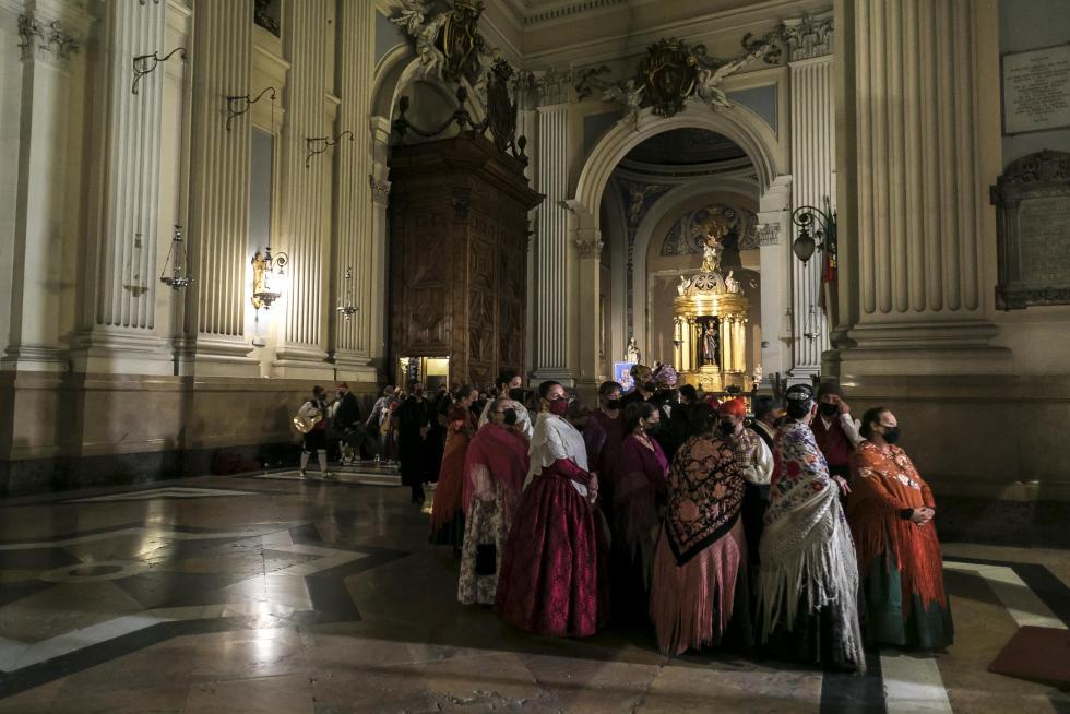 Abrazo jotero a la Virgen del Pilar