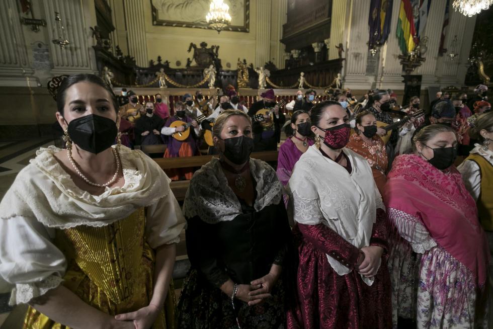 Abrazo jotero a la Virgen del Pilar