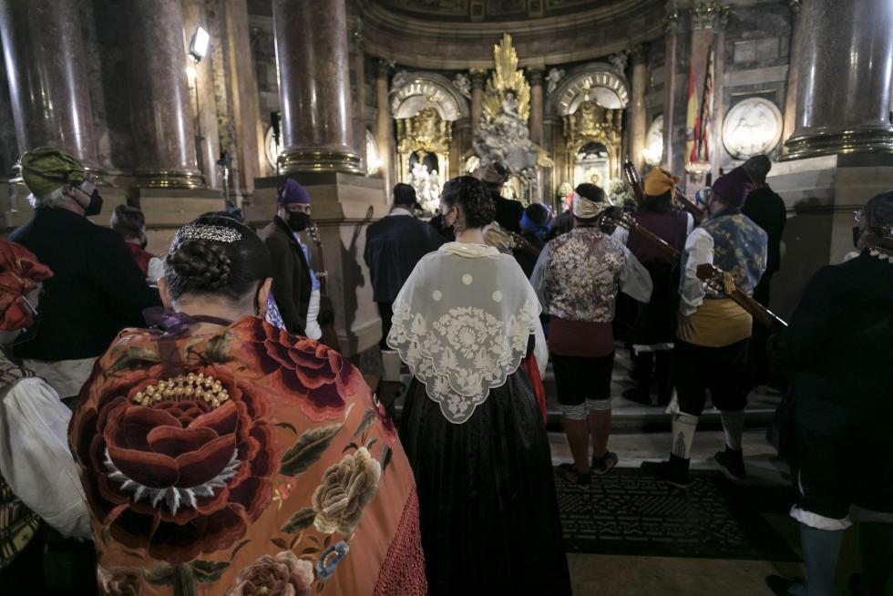 Abrazo jotero a la Virgen del Pilar