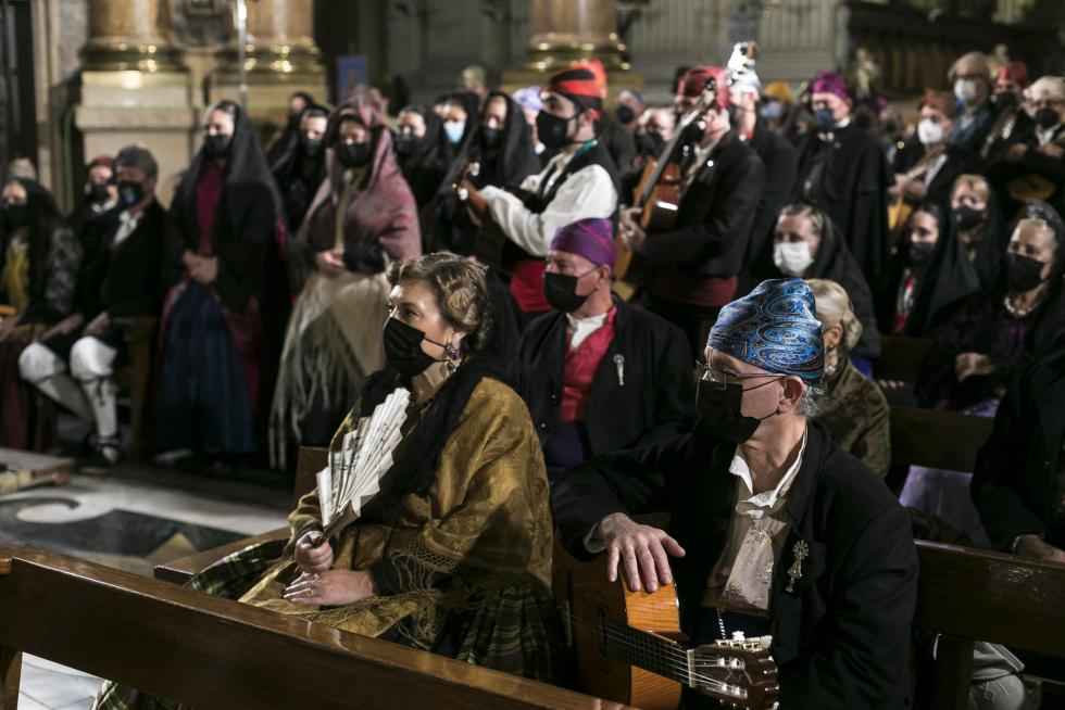 Abrazo jotero a la Virgen del Pilar