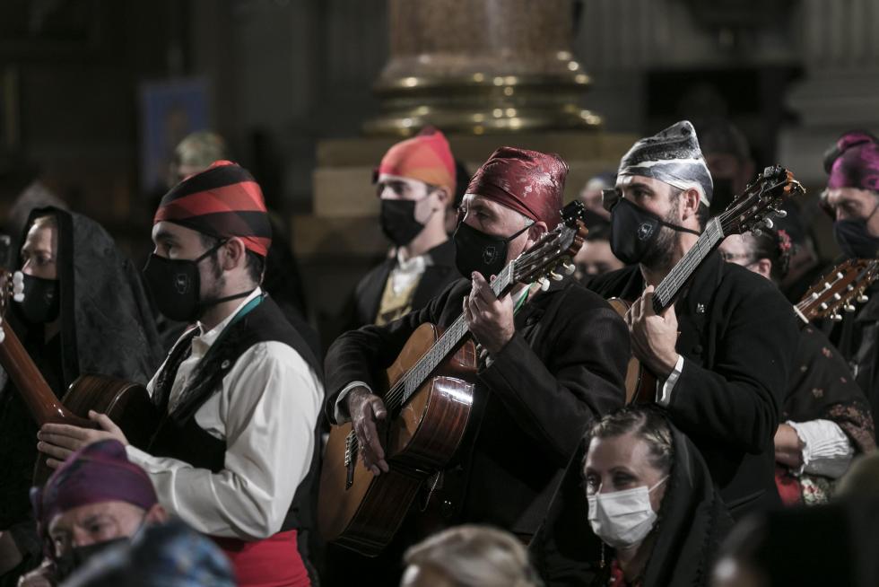 Abrazo jotero a la Virgen del Pilar