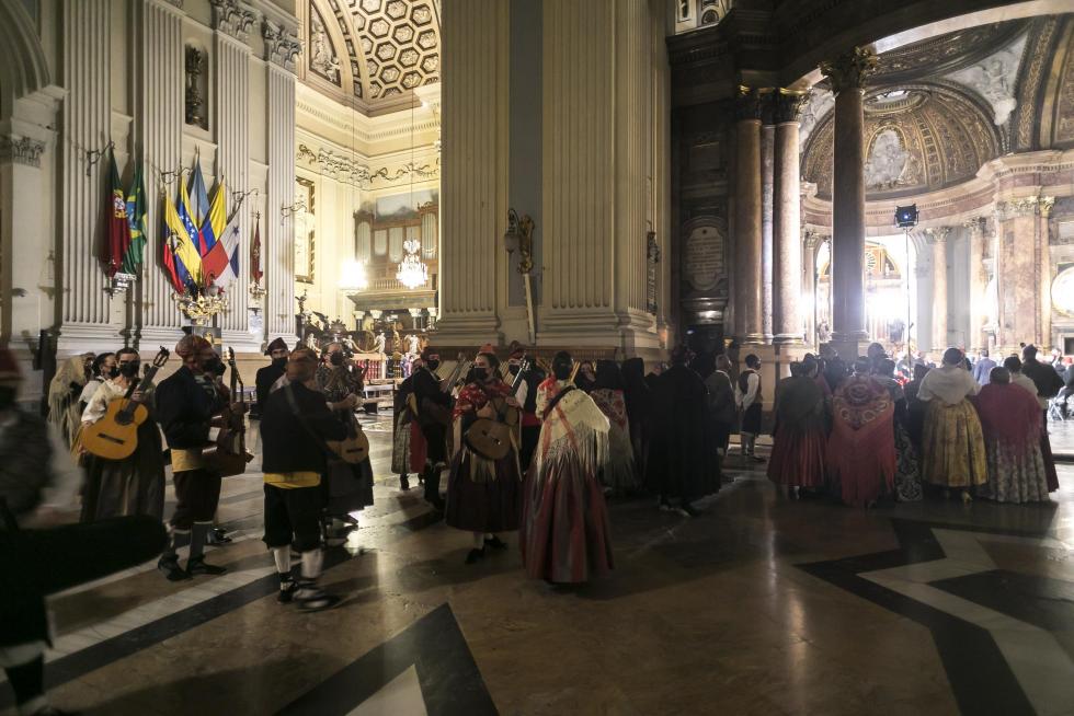 Abrazo jotero a la Virgen del Pilar