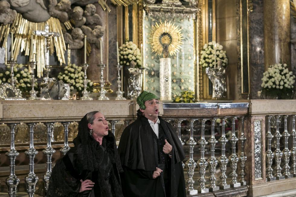 Abrazo jotero a la Virgen del Pilar