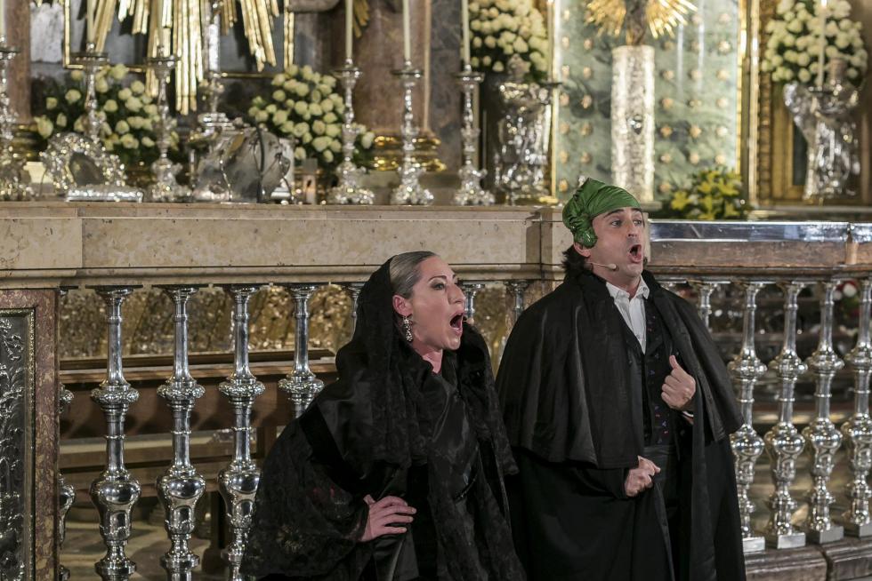 Abrazo jotero a la Virgen del Pilar