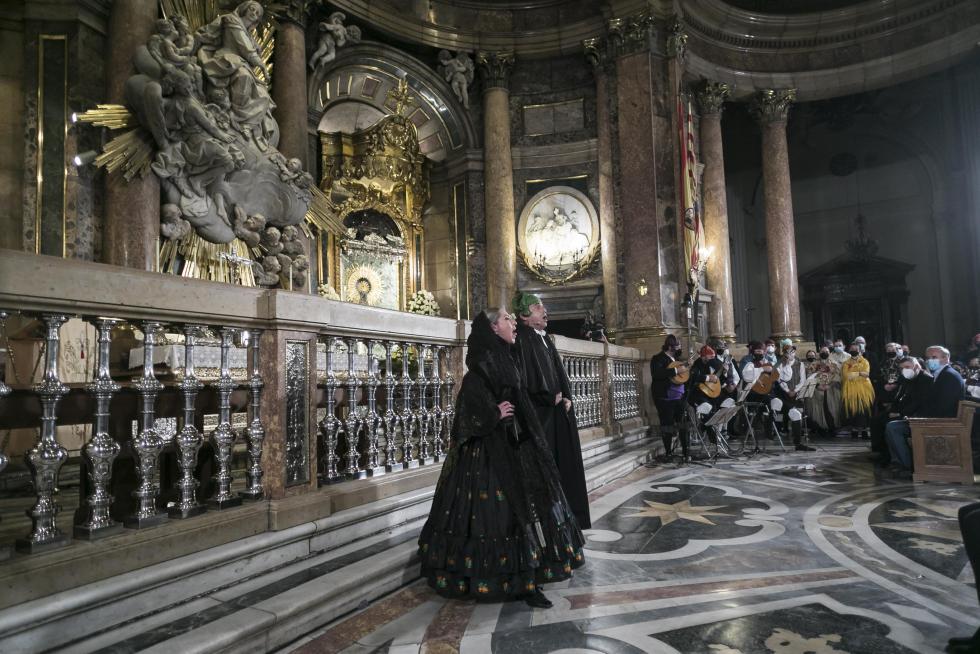 Abrazo jotero a la Virgen del Pilar