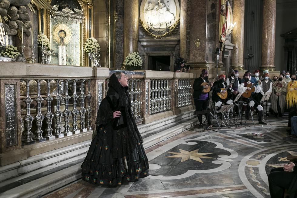Abrazo jotero a la Virgen del Pilar