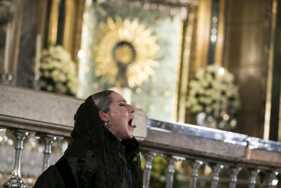 Abrazo jotero a la Virgen del Pilar