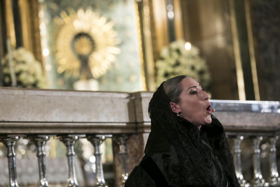 Abrazo jotero a la Virgen del Pilar